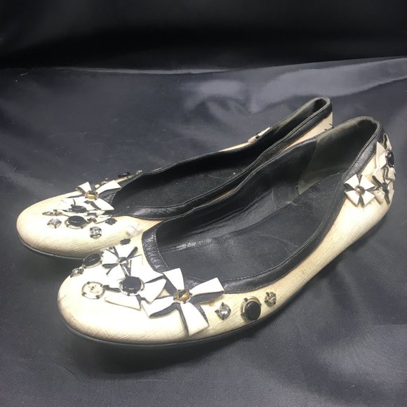 Gucci Shoes - Gucci White Floral Flats